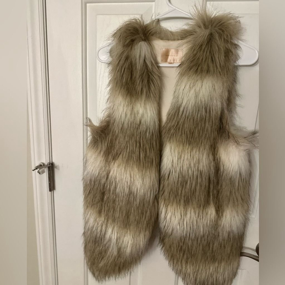 Faux Fur Vest- M - Picture 5 of 5